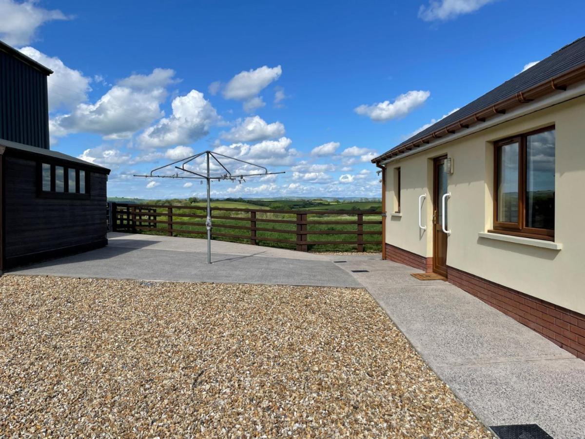 Vila Sunny Bank- Countryside Escape With Private Hot Tub And Countryside Views Carmarthen Exteriér fotografie