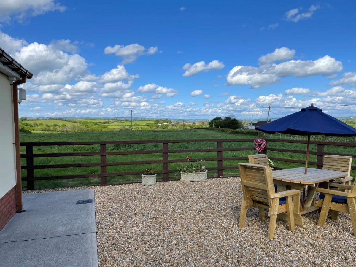 Vila Sunny Bank- Countryside Escape With Private Hot Tub And Countryside Views Carmarthen Exteriér fotografie